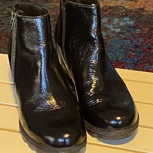 SOREL I Black Patent Joan of Arctic Lug
Sole Wedge Zip Booties Size 10